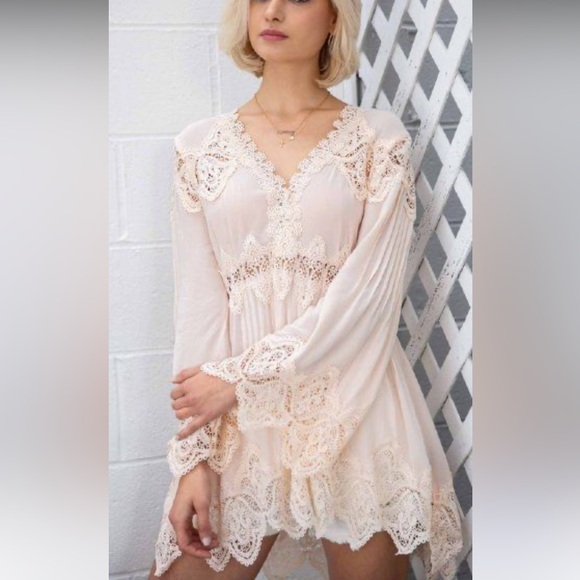 POL Ethereal Bell Sleeve Lace Tunic - Picture 3 of 10